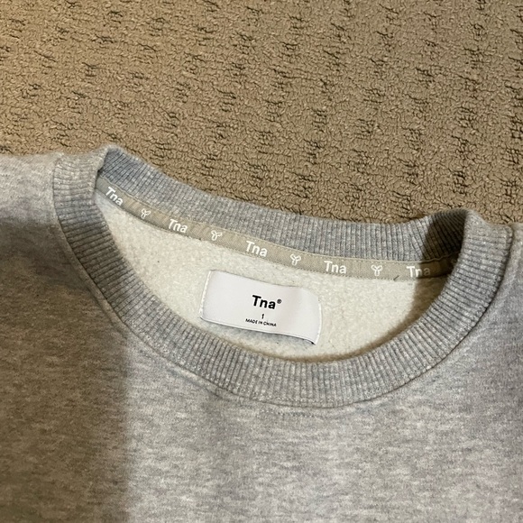 Aritzia TNA Cropped Crewneck - Picture 2 of 2